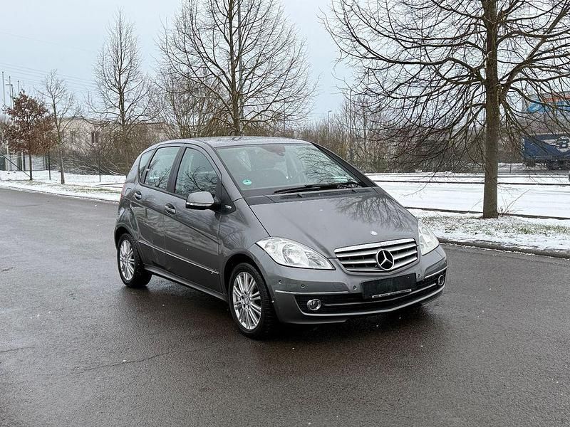 Grau Gebraucht 2012 Mercedes A160 Elegance Limousine | 6.499 € (Fairer Preis) - Bild 1/4