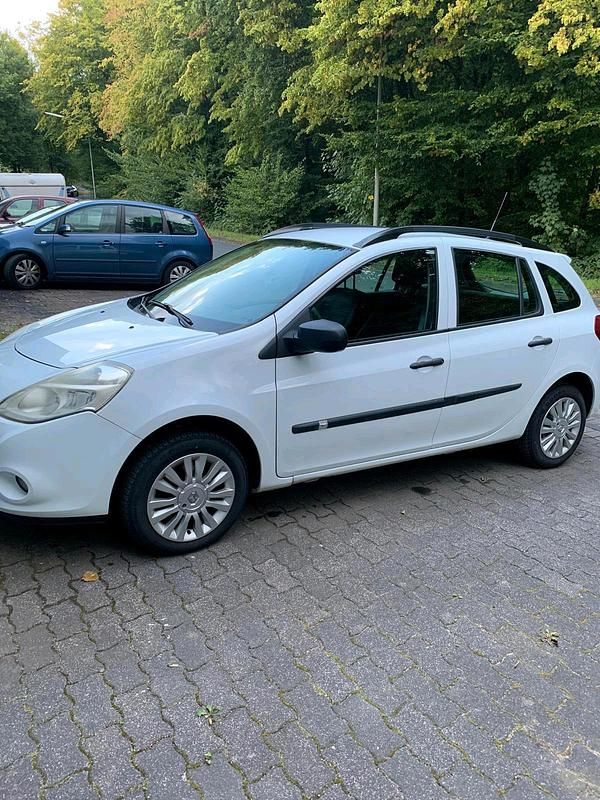 Weiß Gebraucht 2009 Renault Clio III Kombi | 750 € - Bild 1/4