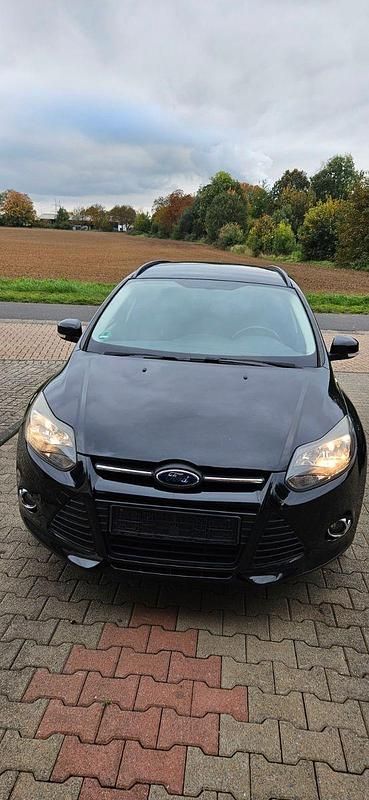 Schwarz Gebraucht 2015 Ford Focus Kombi | 4.899 € (Guter Preis) - Bild 1/4