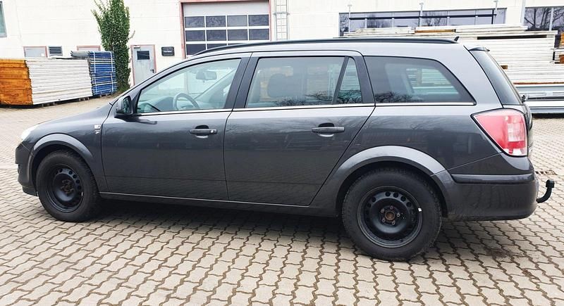 Gebraucht Opel Astra Edition 140 PS (102 kW) 2010 Grau Kombi