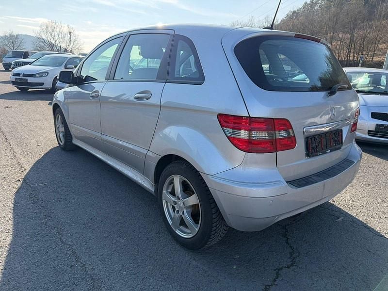 Gebraucht Mercedes B180 108 PS (79 kW) 2010 Silber Van / Kleinbus