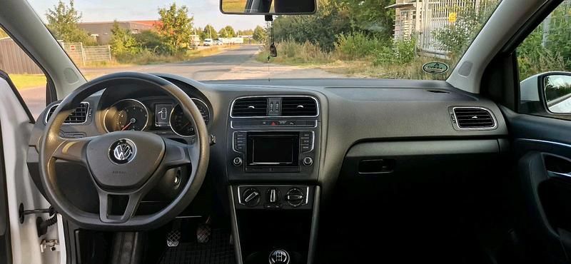 Weiß Gebraucht 2016 VW Polo Trendline Kleinwagen | 6.000 € (Guter Preis) - Bild 1/4