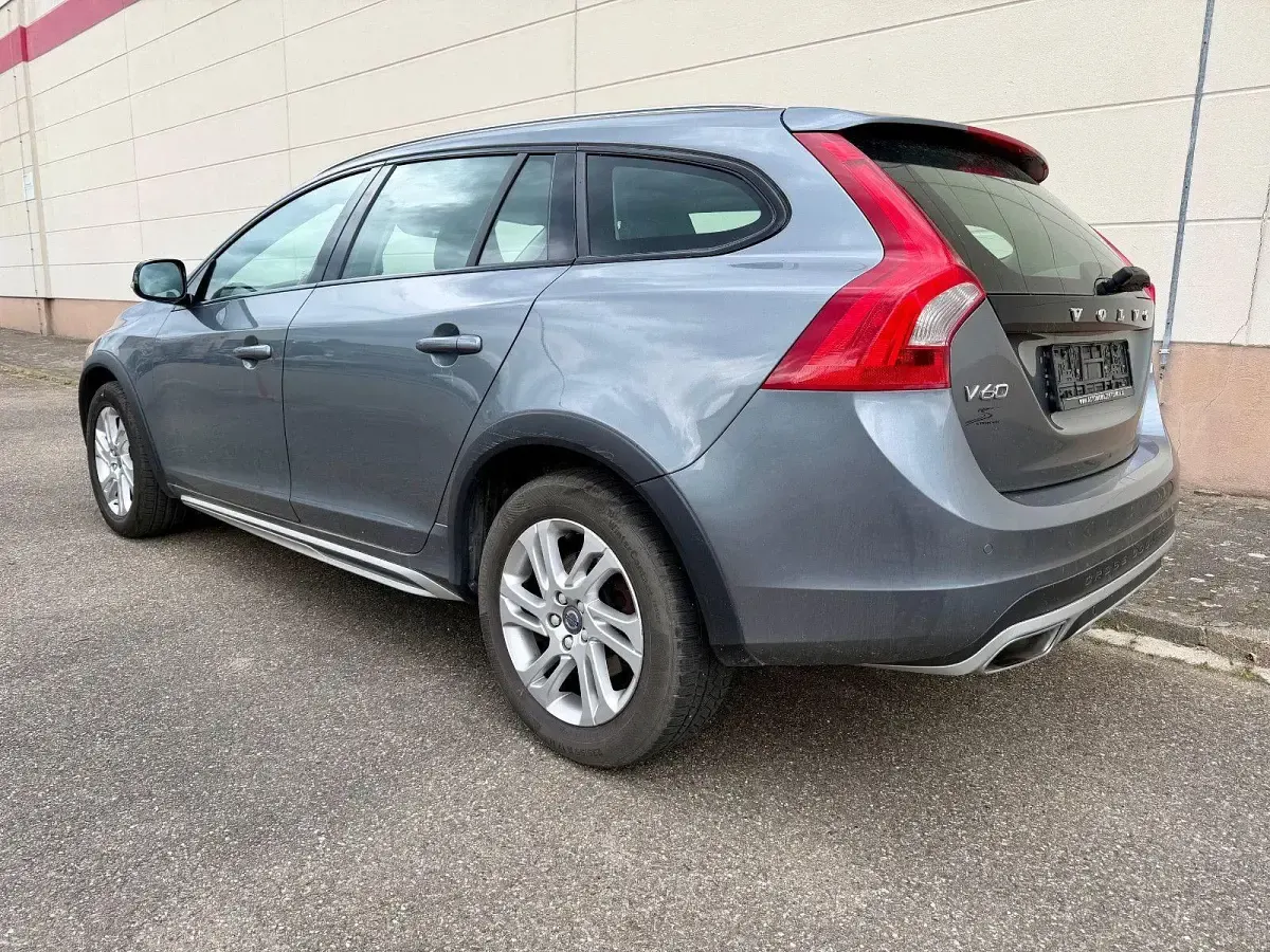 Gebraucht Volvo V60 CC Momentum 150 PS (110 kW) 2015 Grau Kombi