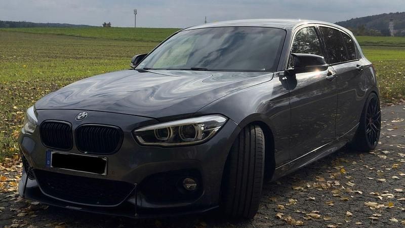 Grau Gebraucht 2017 BMW 120 M Sport Kleinwagen | 15.200 € (Fairer Preis) - Bild 1/4