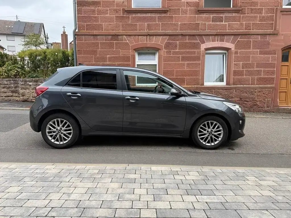 Gebraucht Kia Rio DREAM-TEAM Edition 99 PS (72 kW) 2019 Grau Limousine