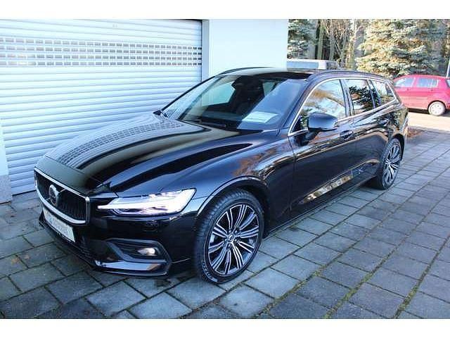 Gebraucht Volvo V60 Core 197 PS (144 kW) 2025 Onyxblack Kombi