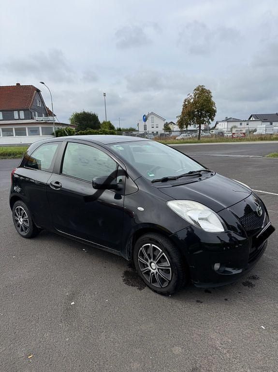 Schwarz Gebraucht 2008 Toyota Yaris Team Limousine | 1.900 € (Superpreis) - Bild 1/4