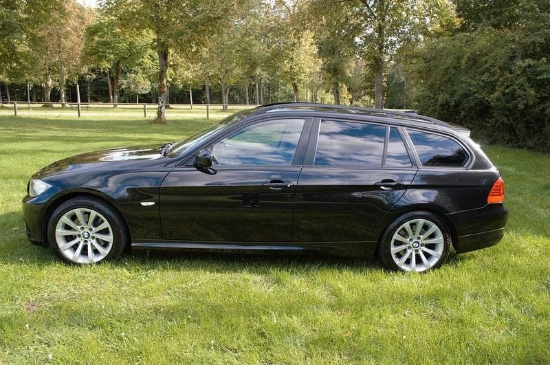 Schwarz Gebraucht 2010 BMW 320 Comfort Edition Kombi | 5.490 € (Fairer Preis) - Bild 1/4