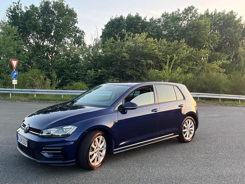 Blau Gebraucht 2018 VW Golf VII Highline Limousine | 15.980 € - Bild 1/4