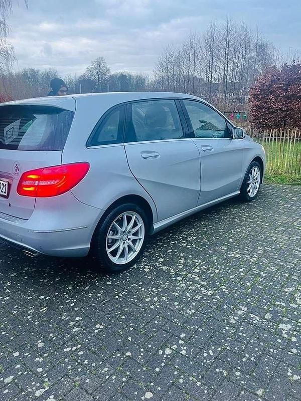Gebraucht Mercedes B180 122 PS (89 kW) 2013 Silber Van / Kleinbus