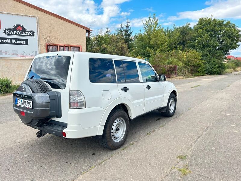 Weiß Gebraucht 2012 Mitsubishi Pajero SUV | 10.999 € (Etwas zu teuer) - Bild 1/4