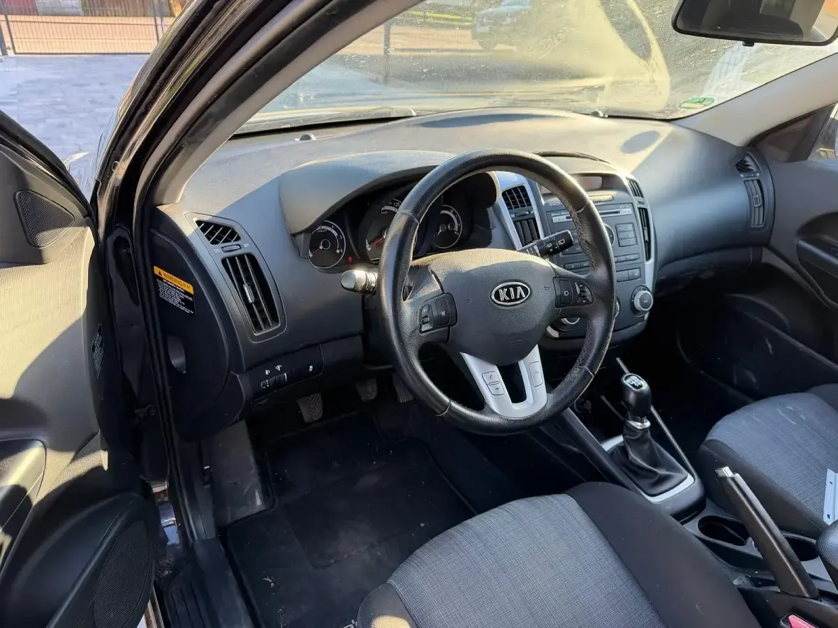 Używany Kia Ceed 116 KM (85 kW) 2011 Czarny Hatchback