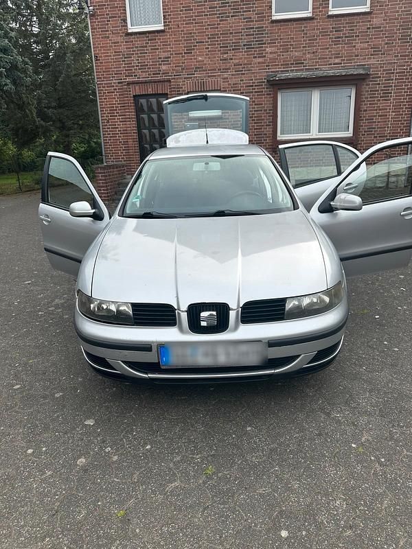 Grau Gebraucht 2001 Seat Leon Kleinwagen | 1.950 € - Bild 1/4