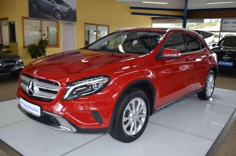 Gebraucht Mercedes GLA200 156 PS (114 kW) 2016 Rot SUV