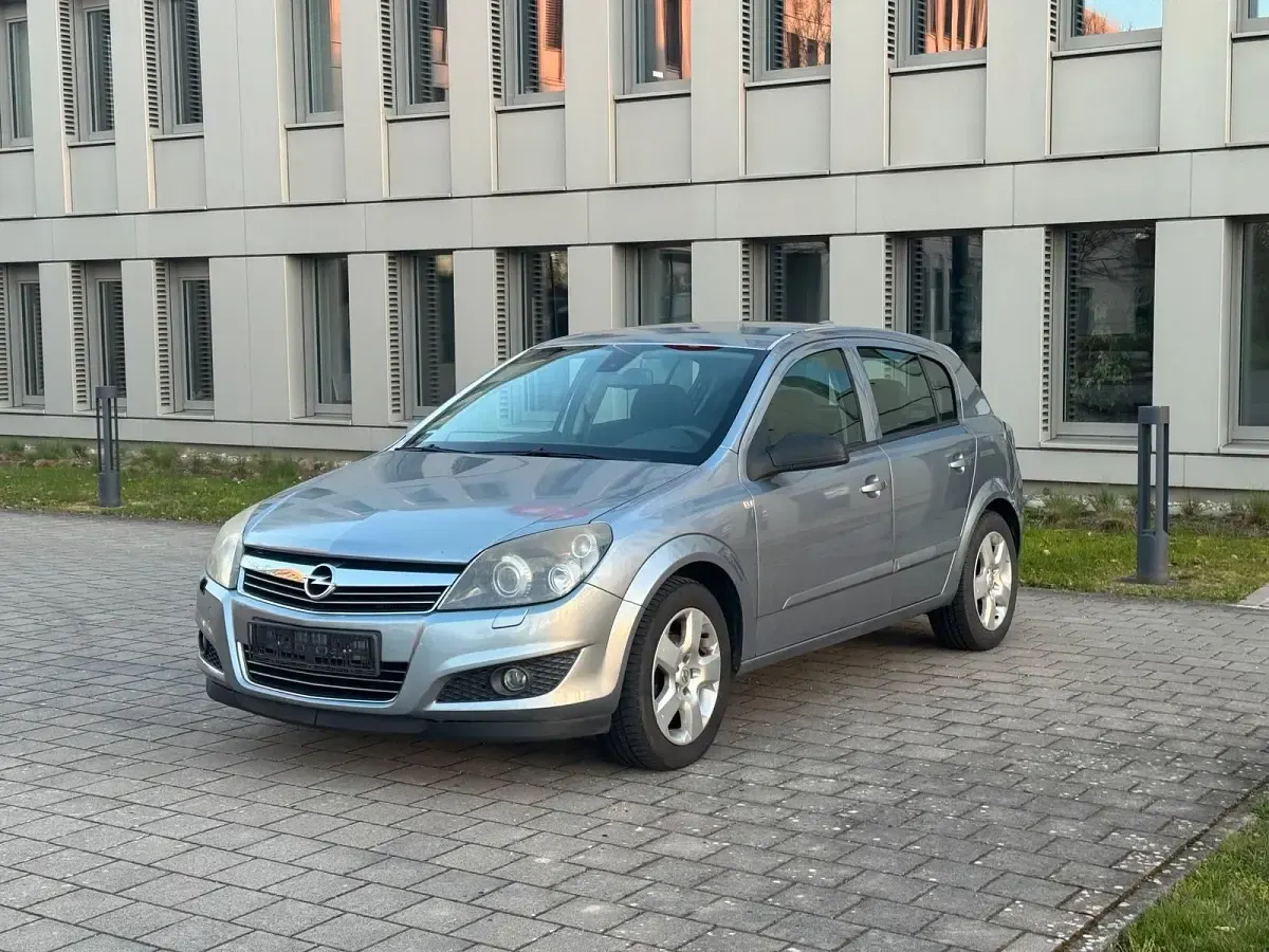 Usata Opel Astra 110 CV (80 kW) 2008 Andere farben Utilitaria