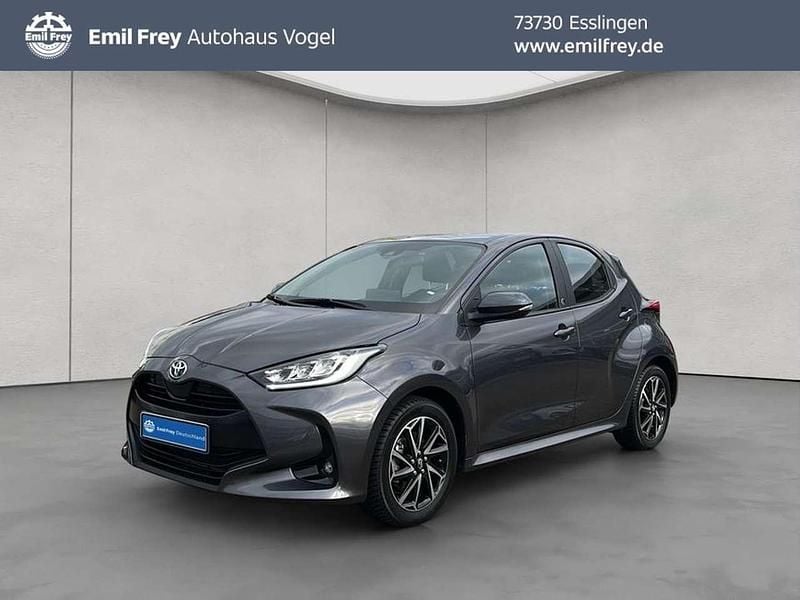 Grau Gebraucht 2022 Toyota Yaris Hybrid Team Kleinwagen | 17.990 € (Guter Preis) - Bild 1/4
