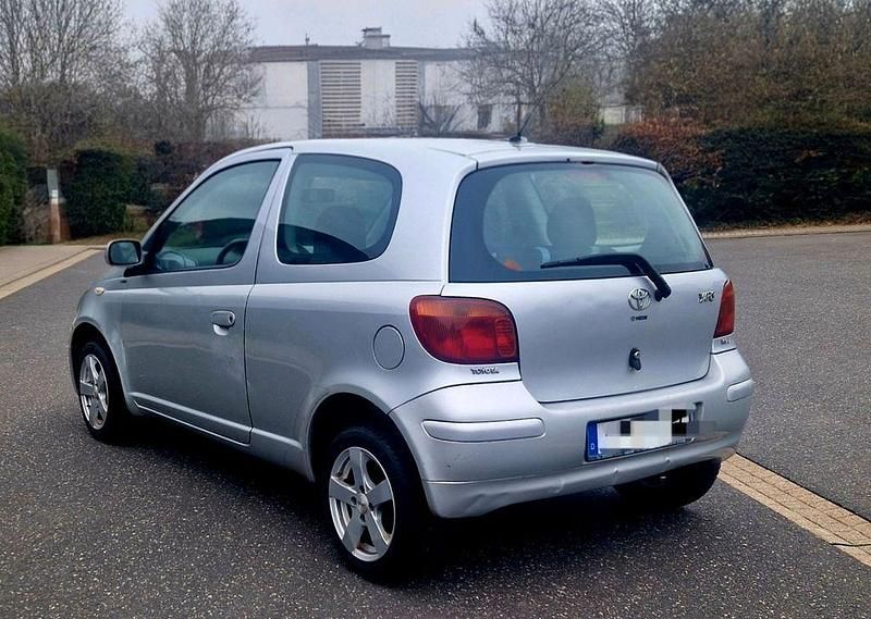 Gebraucht Toyota Yaris 65 PS (47 kW) 2003 Silber Limousine