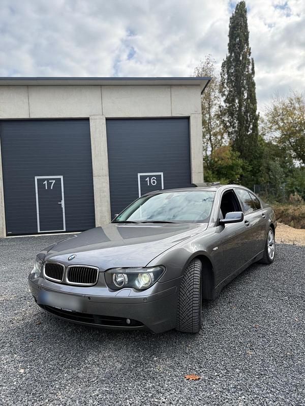 Grau Gebraucht 2004 BMW 735 Limousine | 6.299 € - Bild 1/4