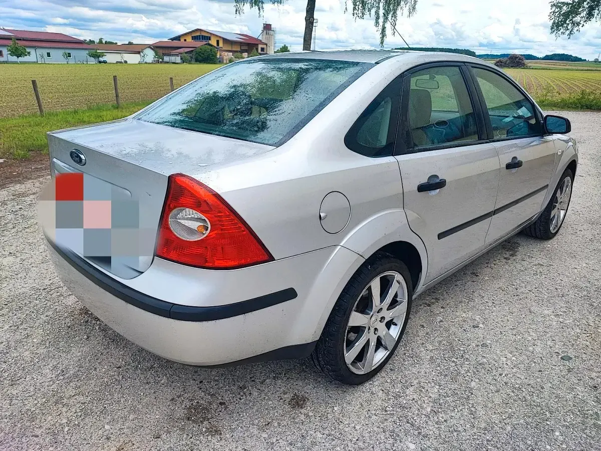 Używany Ford Focus 116 KM (85 kW) 2005 Srebrny Sedan/Limuzyna