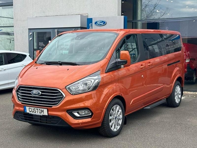 Gebraucht Ford Tourneo Titanium 131 PS (96 kW) 2024 Orange Van / Kleinbus