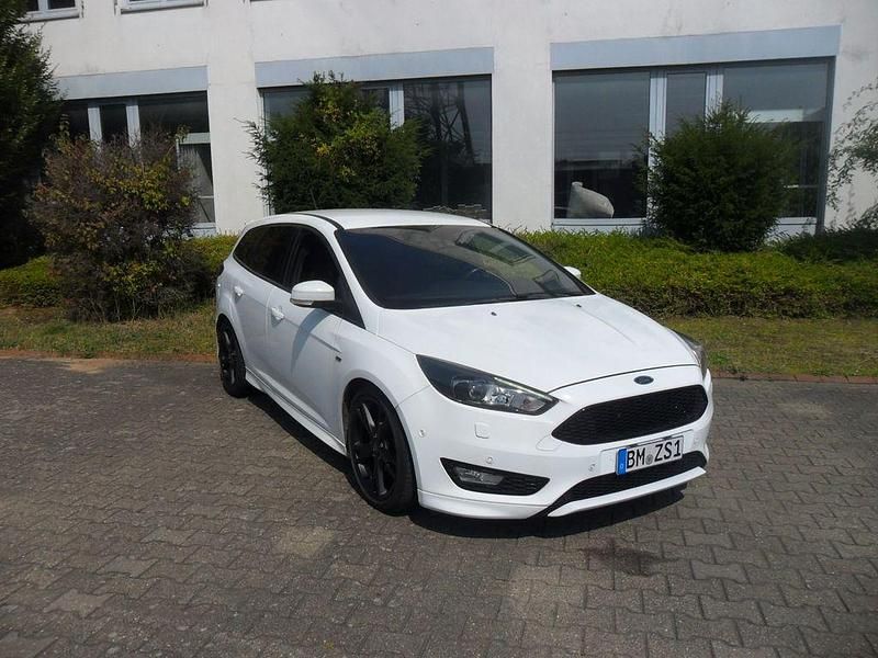 Weiß Gebraucht 2017 Ford Focus ST-Line Limousine | 5.990 € (Superpreis) - Bild 1/4