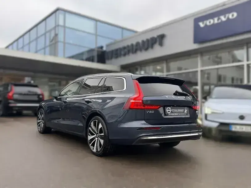 Gebraucht Volvo V60 Plus 197 PS (144 kW) 2022 Blau Kombi