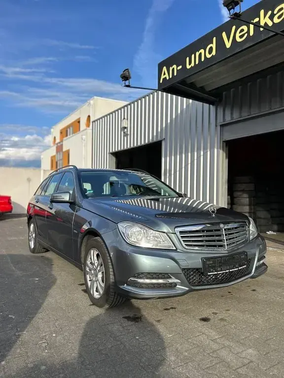 Gebraucht Mercedes C200 Elegance 136 PS (100 kW) 2011 Grau Limousine