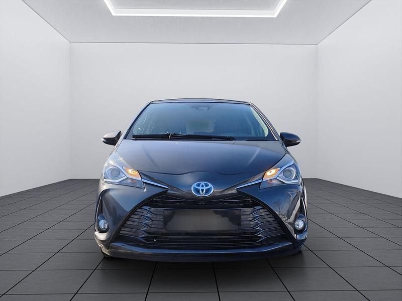 Gebraucht Toyota Yaris Hybrid Club 75 PS (55 kW) 2019 Grau metallic