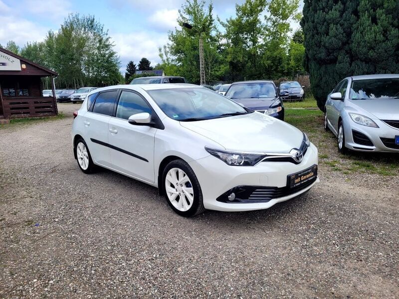 Weiß Gebraucht 2015 Toyota Auris Design Limousine | 10.790 € (Fairer Preis) - Bild 1/4
