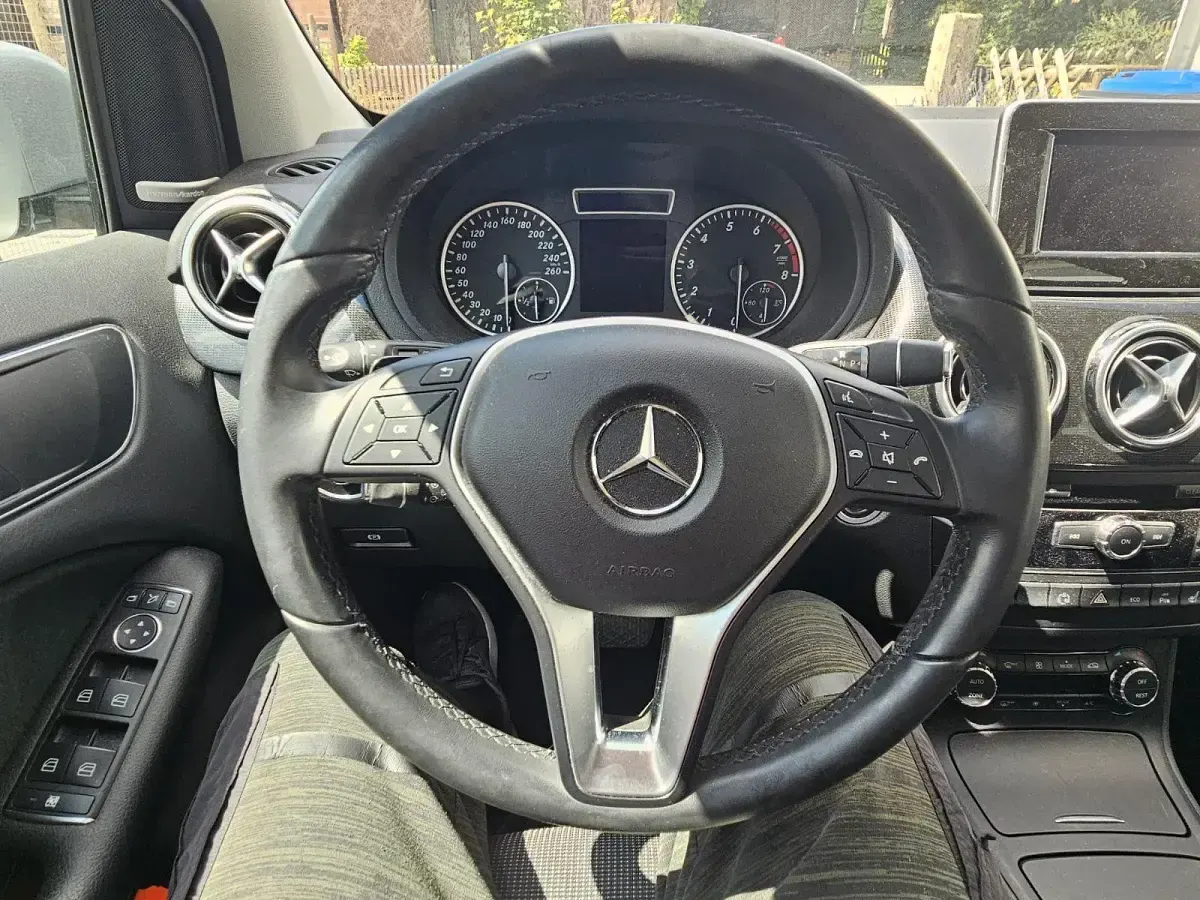 Gebraucht Mercedes B200 156 PS (114 kW) 2012 Grau Kleinwagen