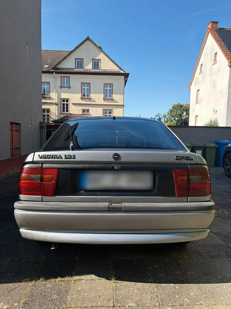 Gebraucht Opel Vectra Selection 71 PS (52 kW) 1995 Silber Limousine