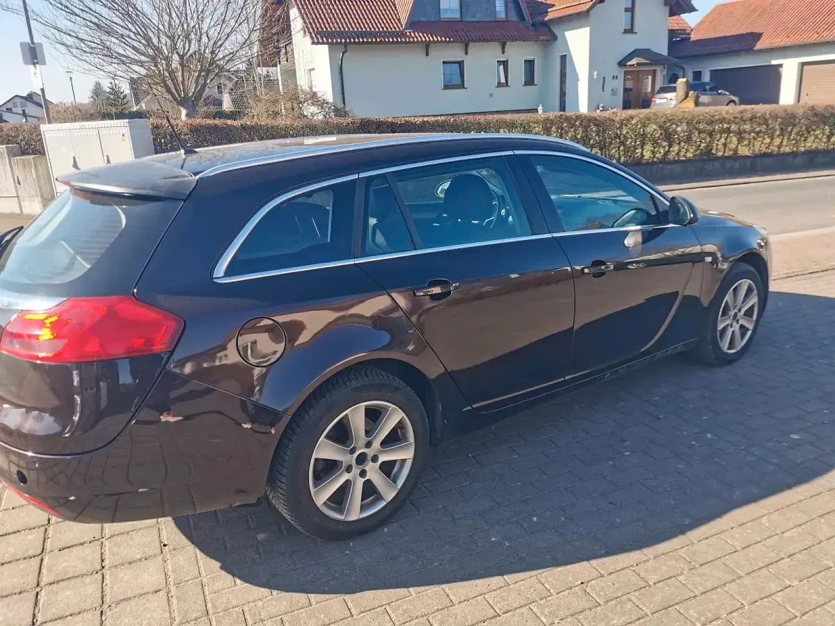 Gebraucht Opel Insignia 140 PS (102 kW) 2010 Braun Kombi