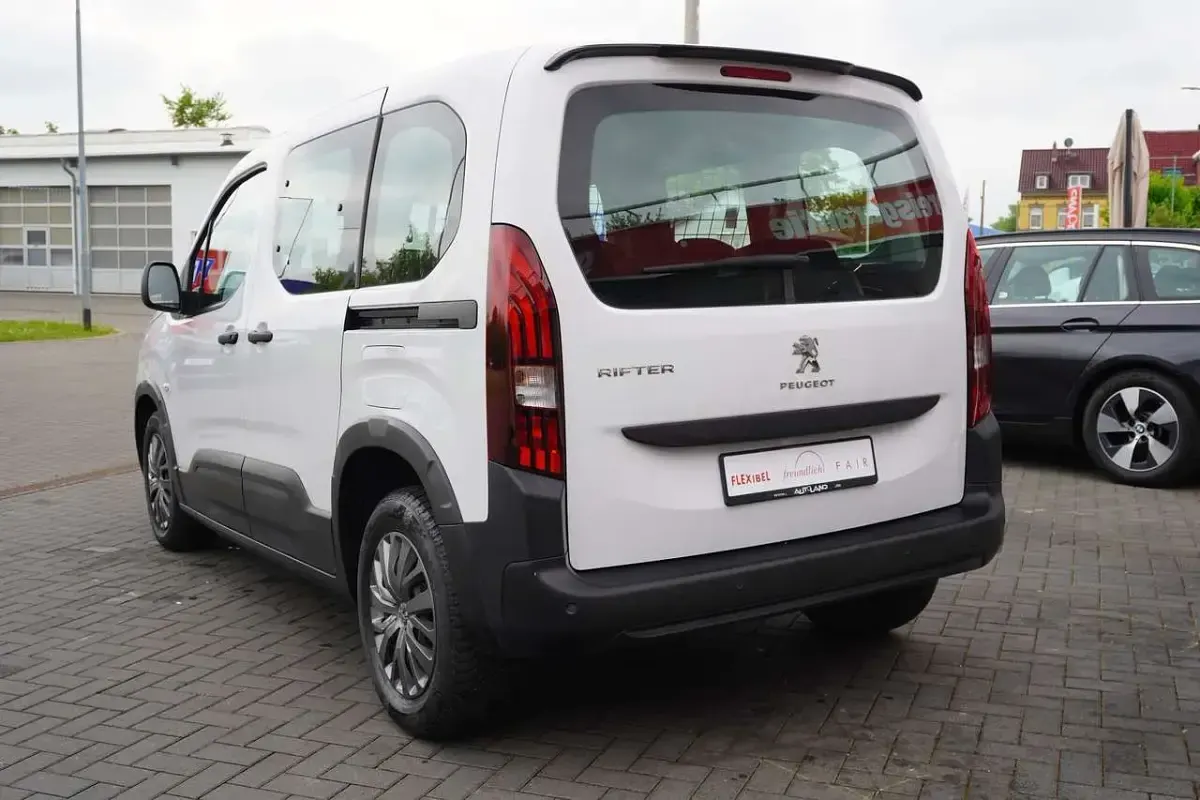 Gebraucht Peugeot Rifter 110 PS (80 kW) 2022 Weiß Van / Kleinbus