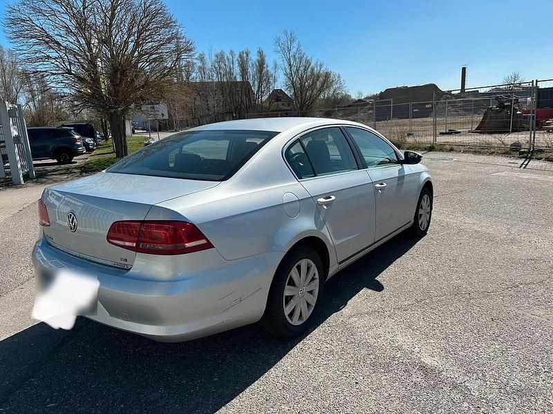Gebraucht VW Passat 120 PS (88 kW) 2011 Silber Limousine
