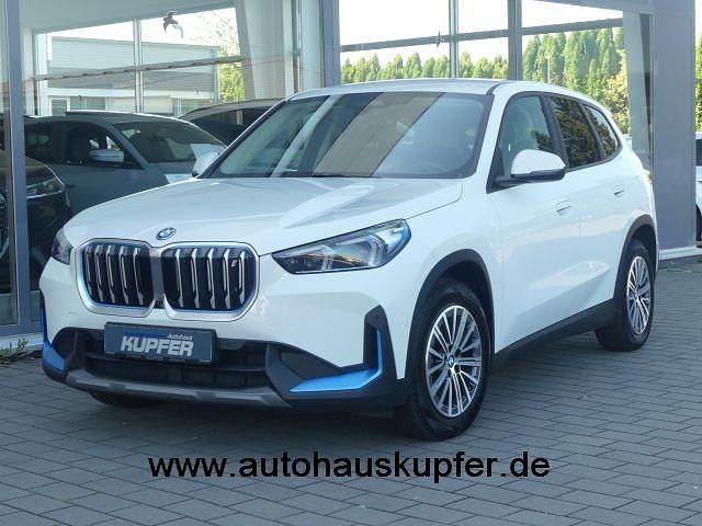 Weiß Gebraucht 2023 BMW iX1 Performance SUV | 37.900 € (Fairer Preis) - Bild 1/4