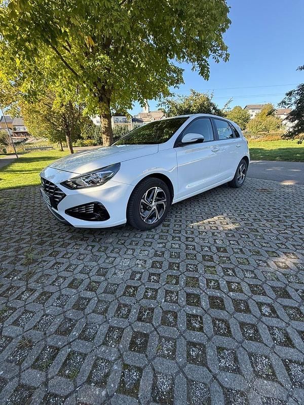 Weiß Gebraucht 2021 Hyundai i30 Pure Limousine | 15.500 € (Guter Preis) - Bild 1/4