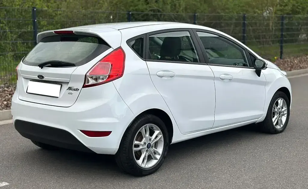 Gebraucht Ford Fiesta 80 PS (58 kW) 2016 Weiß Kleinwagen