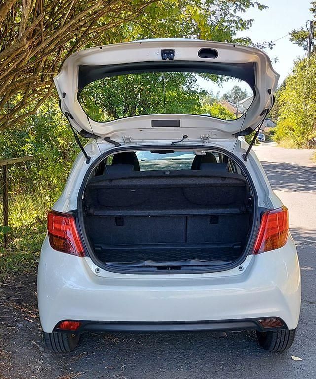 Gebraucht Toyota Yaris 101 PS (74 kW) 2016 Weiß Limousine