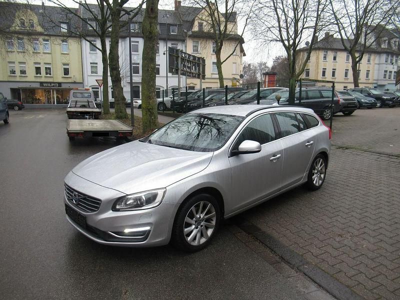 Gebraucht Volvo V60 Momentum 245 PS (180 kW) 2015 Silber Kombi