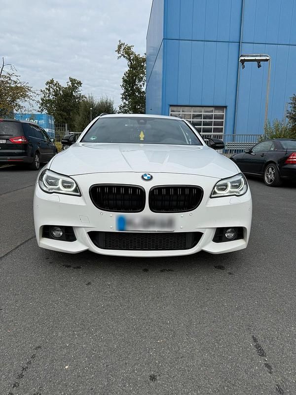 Weiß Gebraucht 2015 BMW 530 M Sport Kombi | 17.999 € - Bild 1/4