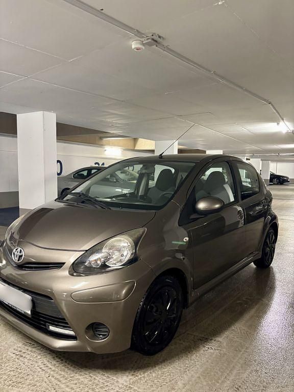 Gebraucht Toyota Aygo 68 PS (50 kW) 2014 Braun Kleinwagen