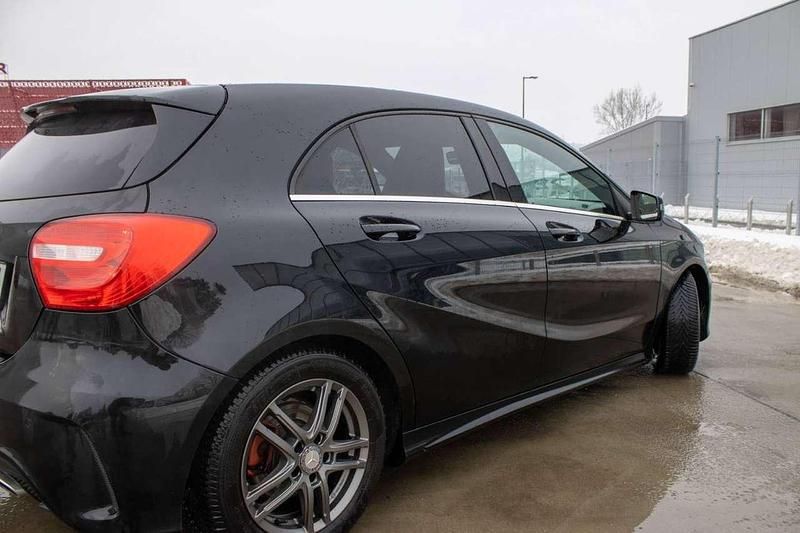 Gebraucht Mercedes A180 122 PS (89 kW) 2012 Schwarz Limousine