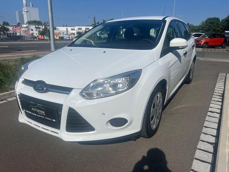 Weiß Gebraucht 2014 Ford Focus Ambiente Limousine | 4.900 € (Fairer Preis) - Bild 1/4