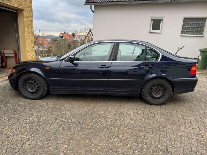 Blau Gebraucht 2003 BMW 320 Limousine | 800 € - Bild 1/4