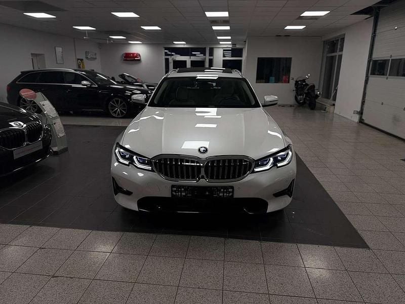 Gebraucht BMW 330e Luxury Line 184 PS (135 kW) 2022 Mineralweiss metallic Kombi