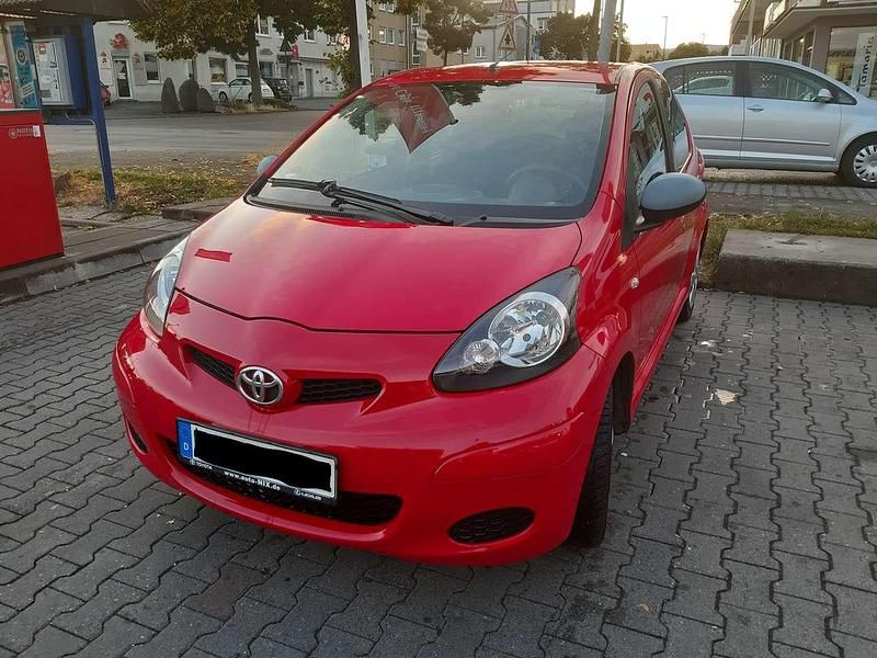 Rot Gebraucht 2011 Toyota Aygo Edition Kleinwagen | 3.700 € (Fairer Preis) - Bild 1/4