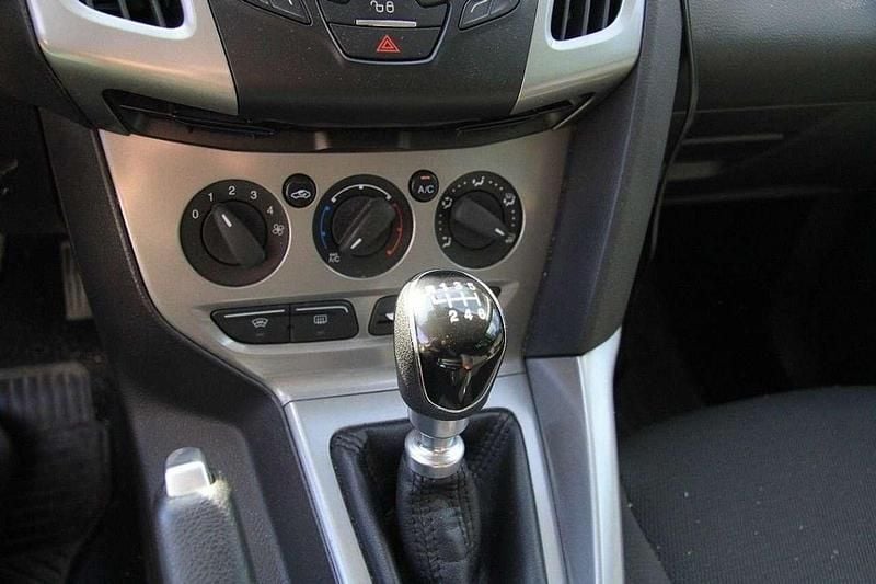 Weiß Gebraucht 2013 Ford Focus Ambiente Kombi | 3.575 € (Guter Preis) - Bild 1/4