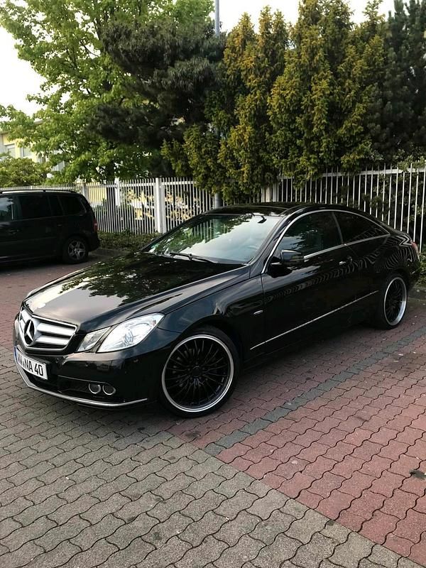 Gebraucht Mercedes E220 2011 Schwarz Coupé