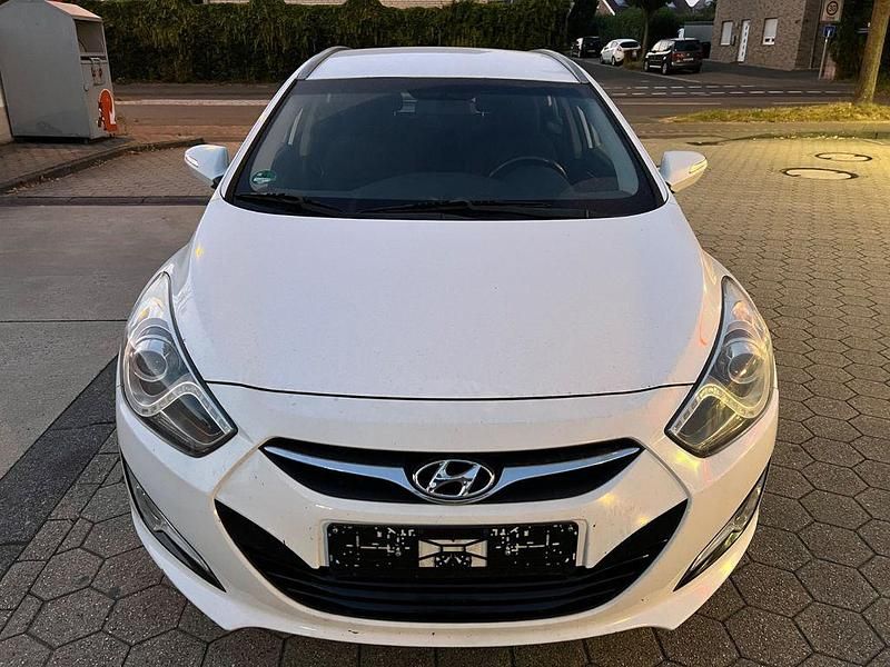 Weiß Gebraucht 2012 Hyundai i40 Comfort Kombi | 3.990 € (Fairer Preis) - Bild 1/4