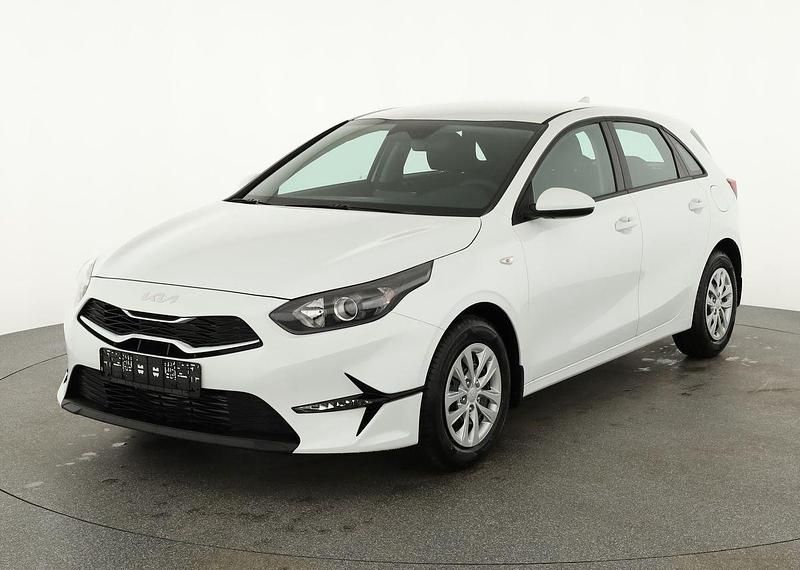 Deluxeweiß metallic Neu 2025 Kia Ceed | 25.470 € (Fairer Preis) - Bild 1/4